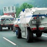 Dos vehículos blindados de la Ertzaintza se dirigen a la base de Irrueta preparados para hacer frente a posibles barricadas / LA RAZÓN