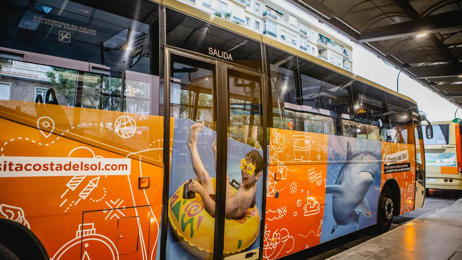 Uno de los autobuses que forman parte de la campaña de Turismo Costa del Sol / La Razón