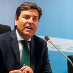 El consejero de Economía y Hacienda, Carlos Fernández Carriedo, anuncia la decisión de la Junta