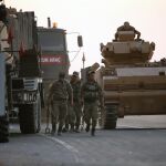 Soldados turcos y tanques en la frontera siria
