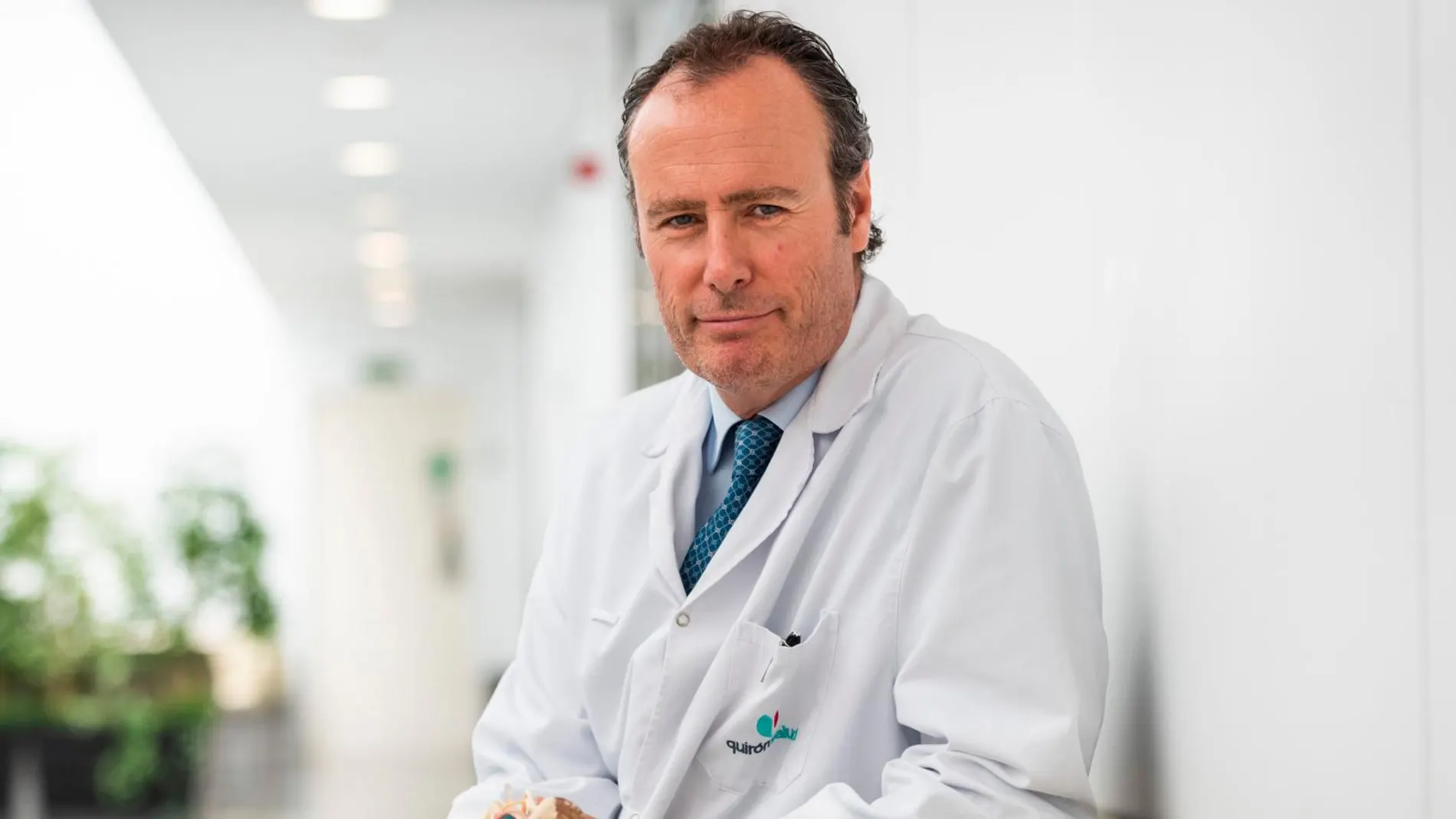El doctor Pablo Clavel, en la clínica que lleva su nombre, un referente internacional en el abordaje anterior lumbar, una técnica para operar lesiones del disco menos invasiva que reduce el tiempo de recuperación