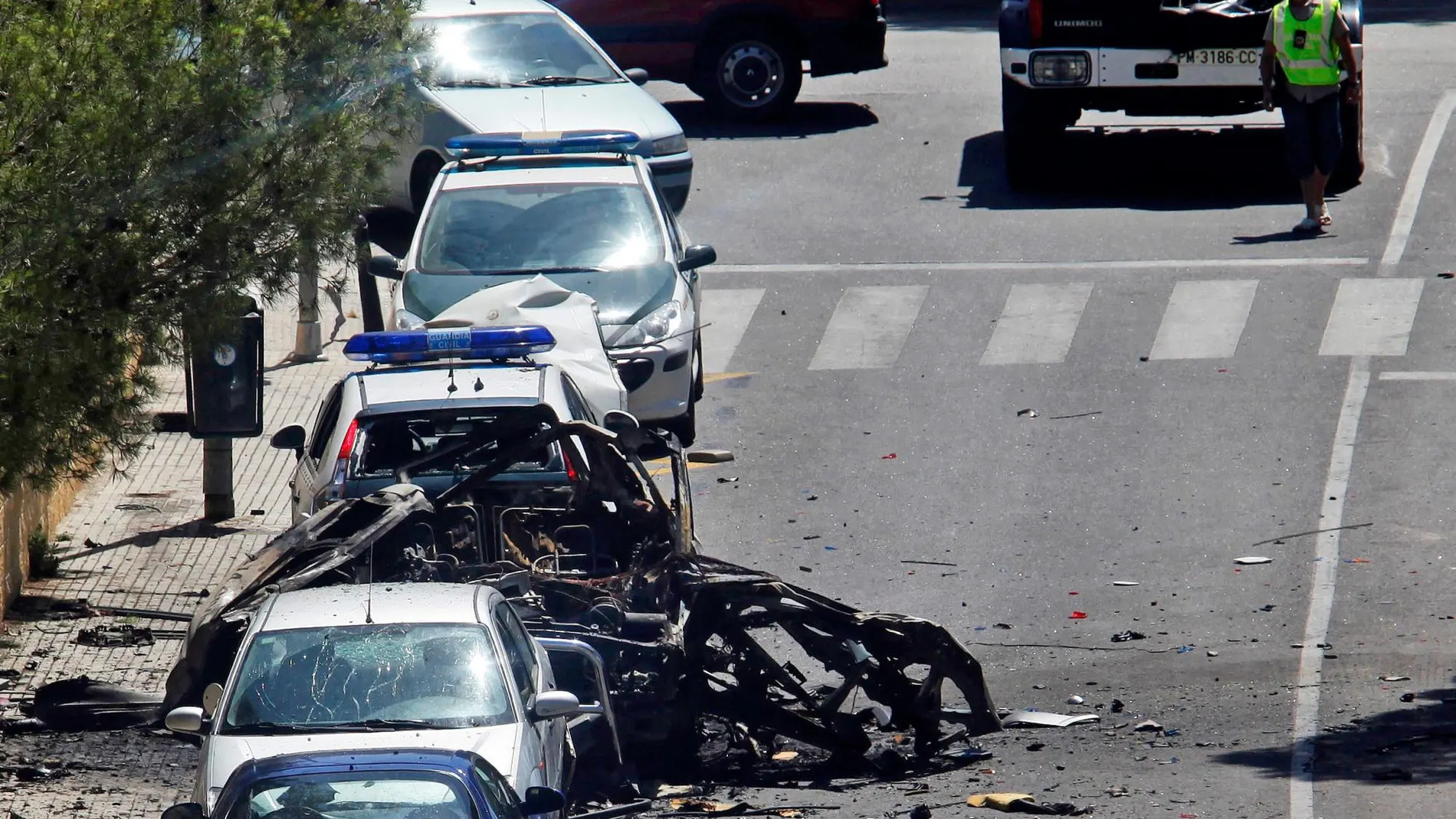 Así quedó el coche en el que viajaban los dos guardias civiles asesinados por ETA en Mallorca en 2009.