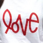 La palabra “Love” estampada en la camiseta de Malú junto a Albert Rivera hoy. (Foto Ep)