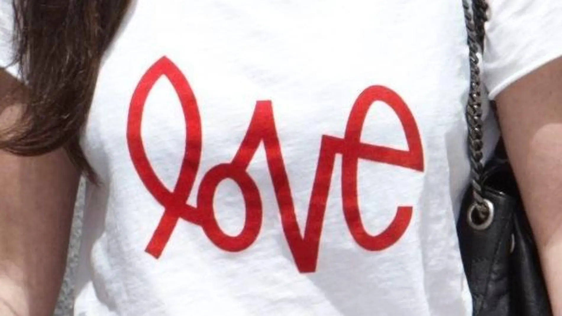 La palabra “Love” estampada en la camiseta de Malú junto a Albert Rivera hoy. (Foto Ep)
