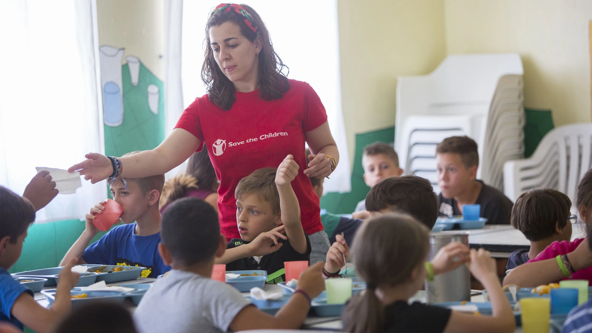 Un grupo de alumnos y monitoras de Save the Children en una escuela de verano de la capital andaluza / Foto: lapinzafotos / Save the Children