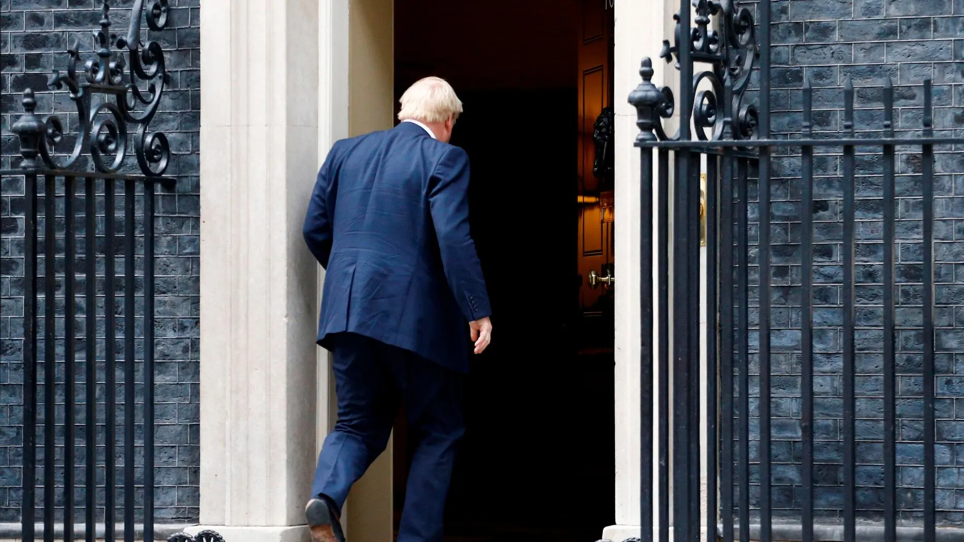 El “premier” británico, Boris Johnson, entra ayer en su residencia oficial de Downing Street