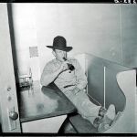 Los vaqueros del Lejano Oeste están tan ligados a los «saloons» como a sus caballos. Foto: library of congress