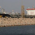 El petrolero “Kokuka Courageous”, atacado en el Golfo hace un mes, el el puerto de Dubai/Ap