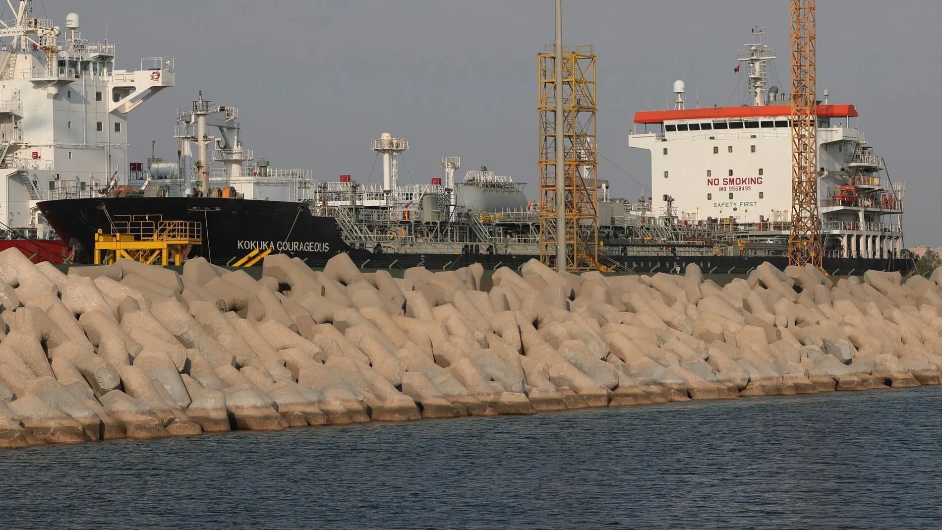 El petrolero “Kokuka Courageous”, atacado en el Golfo hace un mes, el el puerto de Dubai/Ap