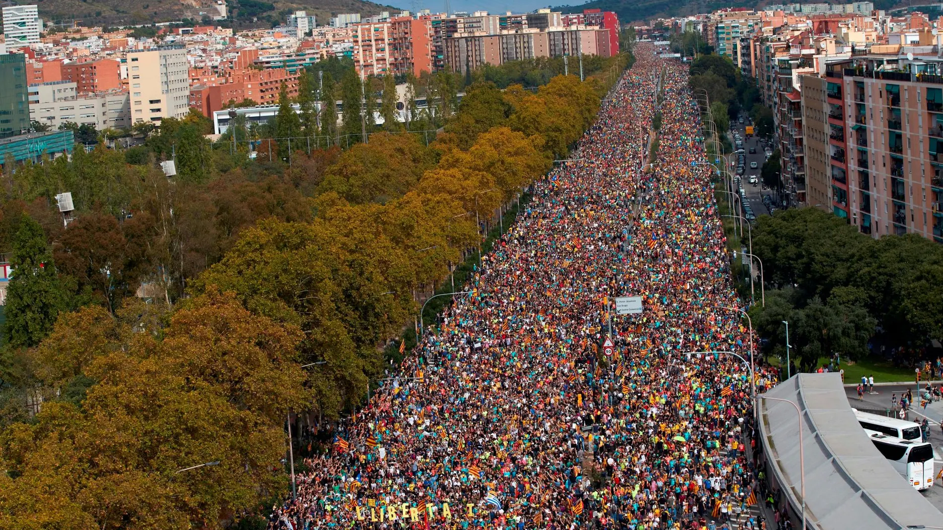 La primera columna humana de las cinco “Marchas por la Libertad” entra ya por la avenida Meridiana de Barcelona
