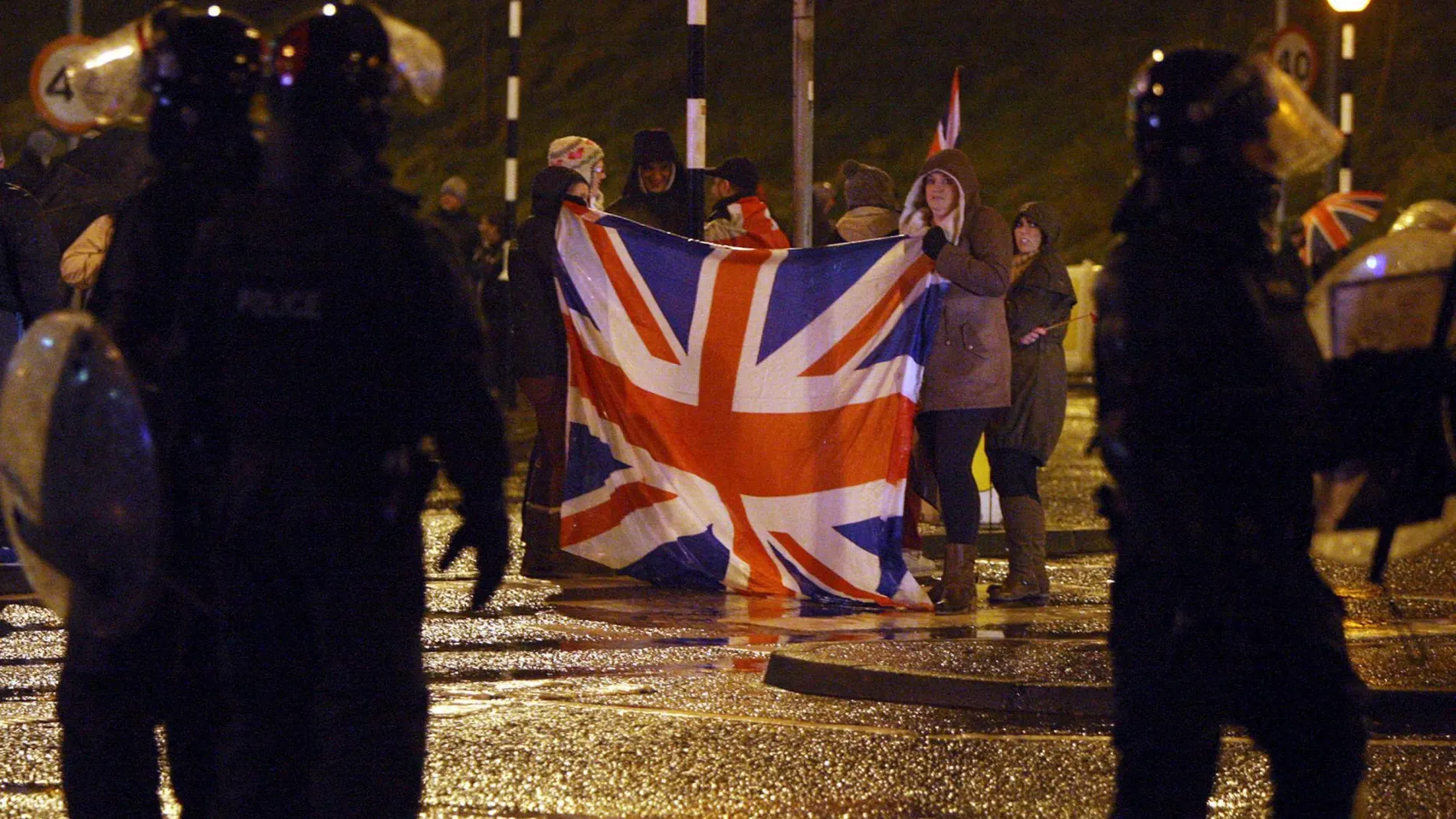Unionistas norirlandeses con una bandera británica en Belfast/AP