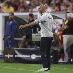 Zidane da instrucciones durante el partido contra el Bayern