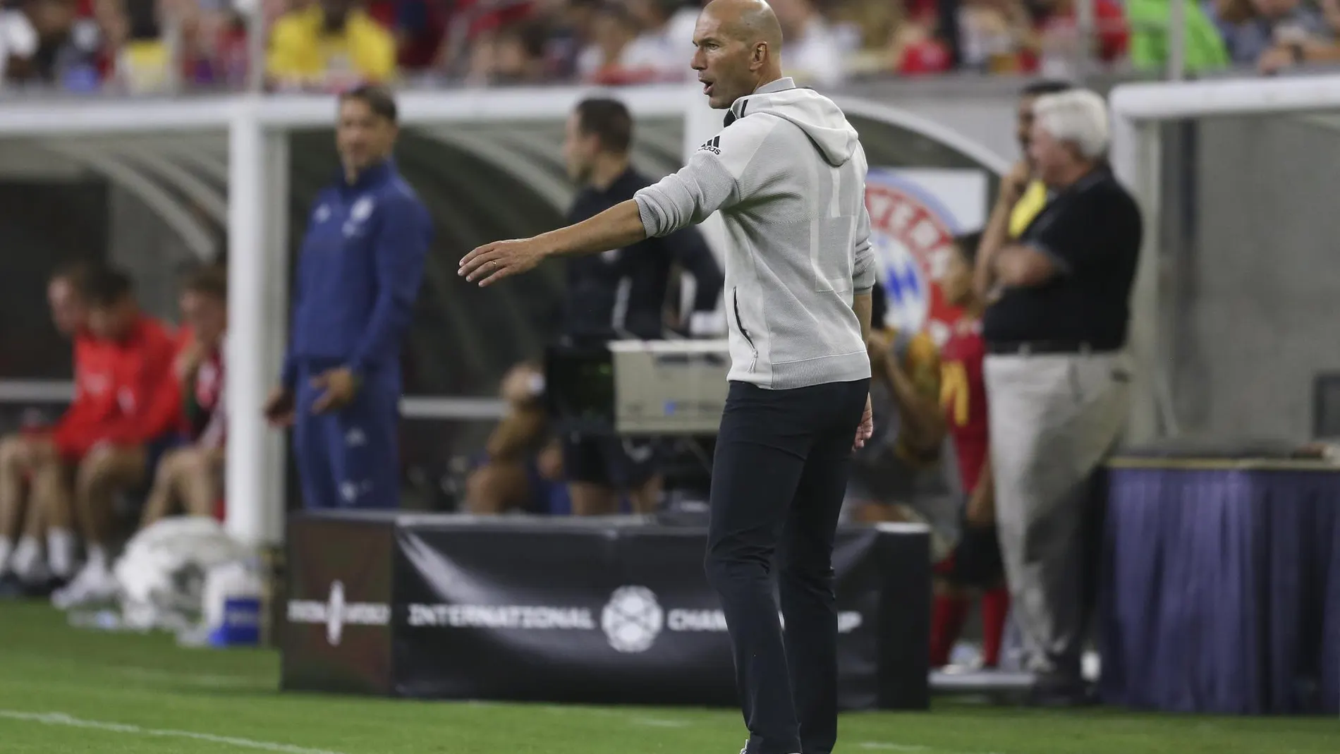 Zidane da instrucciones durante el partido contra el Bayern