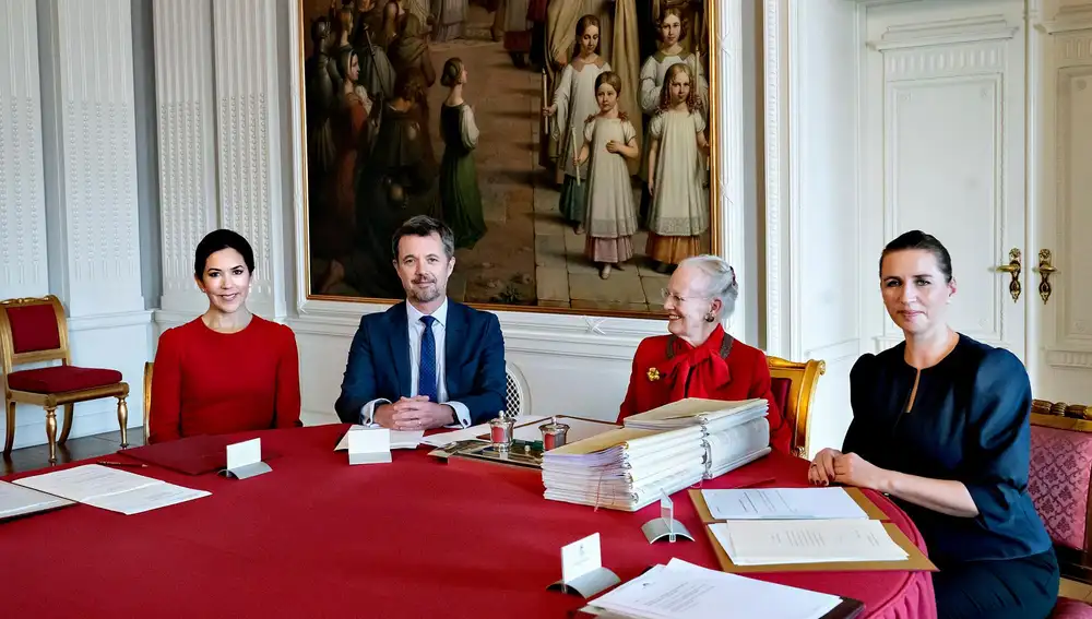 De izquierda a derecha, la princesa Mary de Dinamarca, junto a su marido el príncipe heredero, Federico, al lado de la reina Margarita II y la primera ministra Mette Frederiksen, durante el Consejo del Reino.
