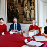 De izquierda a derecha, la princesa Mary de Dinamarca, junto a su marido el príncipe heredero, Federico, al lado de la reina Margarita II y la primera ministra Mette Frederiksen, durante el Consejo del Reino.