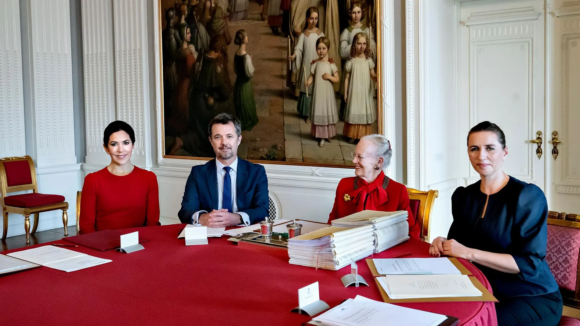 De izquierda a derecha, la princesa Mary de Dinamarca, junto a su marido el príncipe heredero, Federico, al lado de la reina Margarita II y la primera ministra Mette Frederiksen, durante el Consejo del Reino.