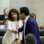 La ministra María Jesús Montero en su última sesión en el Parlamento de Andalucía y Juanma Moreno /Foto: Manuel Olmedo