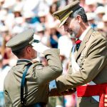 El Rey, ataviado con el uniforme de Capitán General del Ejército, condecora a uno de los sargentos que se licenciaron ayer en Talarn, Lérida. Foto: Efe
