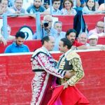 Imagen de Enrique Ponce brindándole un toro a su fiel banderillero y amigo Mariano de la Viña