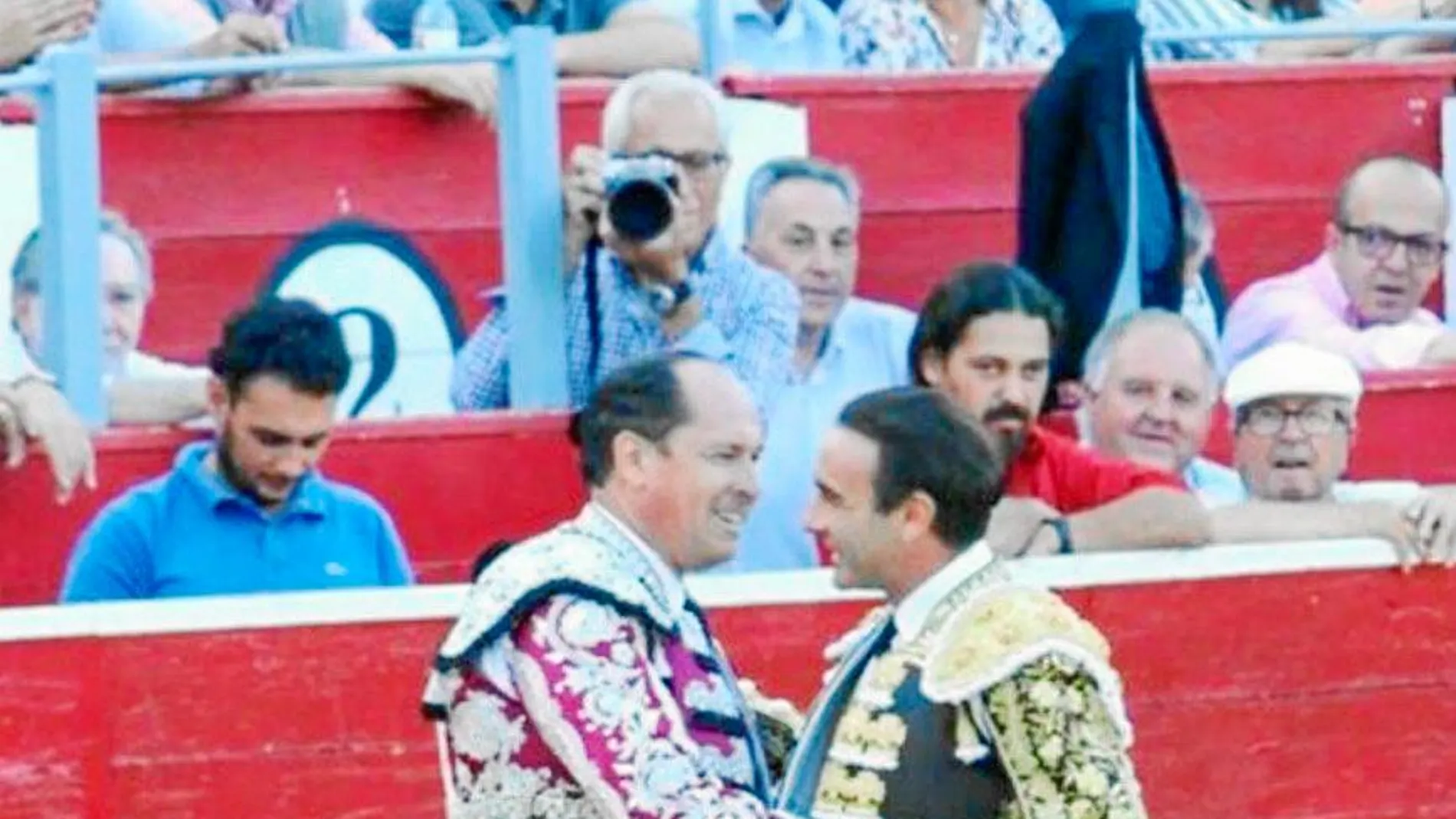 Imagen de Enrique Ponce brindándole un toro a su fiel banderillero y amigo Mariano de la Viña