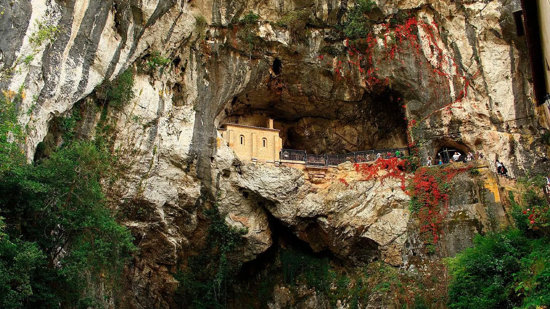 La Santa Cueva de Covadonga. / Foto: Wikipedia