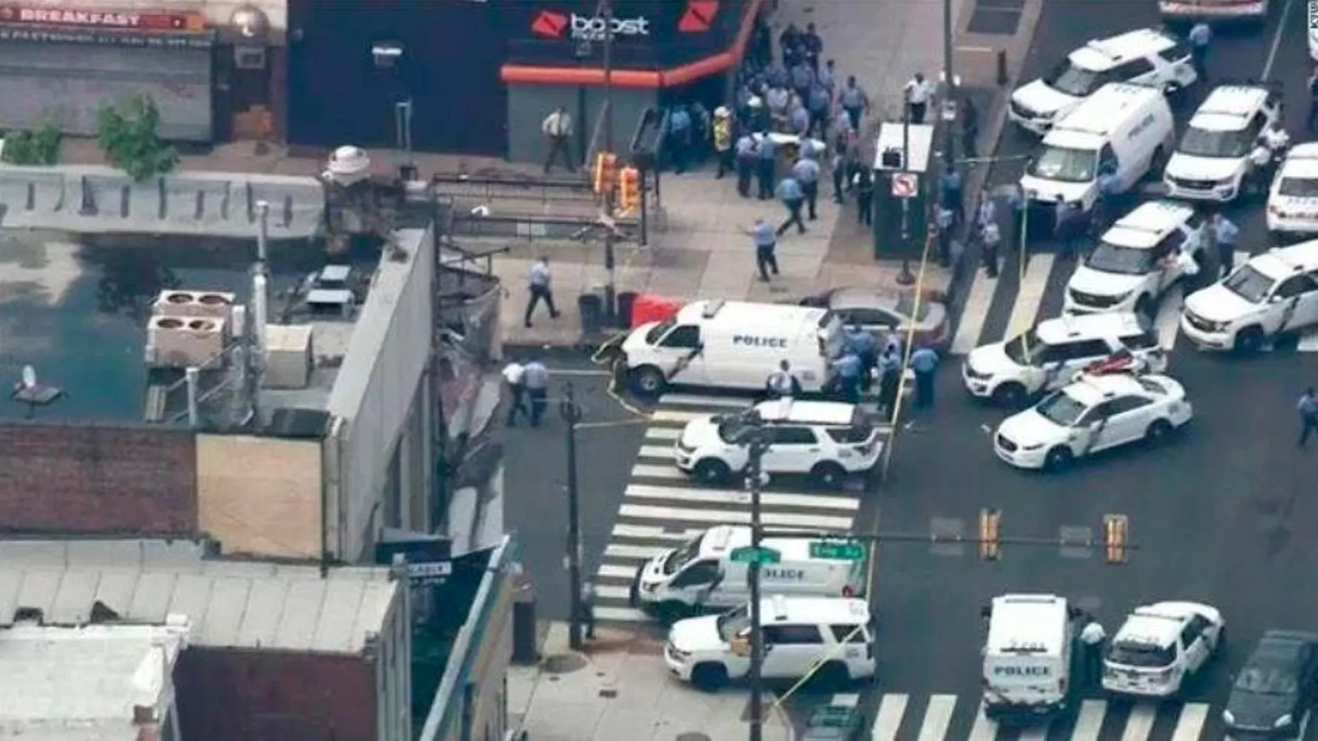 Varios policías resultaron hoy heridos durante un tiroteo en el centro de la ciudad de Filadelfia