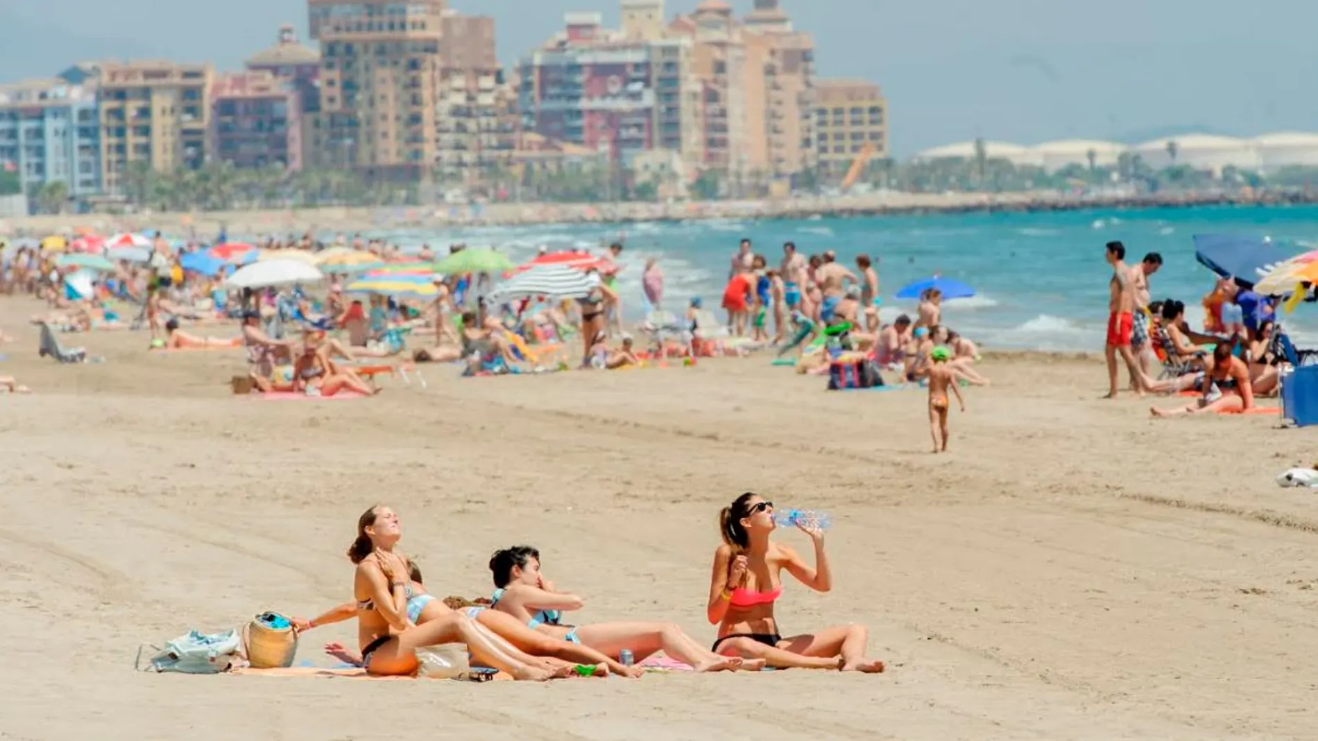 Vecinos y turistas disfrutan de Port Sa Playa (Valencia)