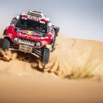 Sainz, listo para ganar el Dakar; Alonso continúa su preparación
