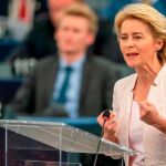 Ursula von der Leyen se dirige este martes a los miembros del Parlamento Europeo