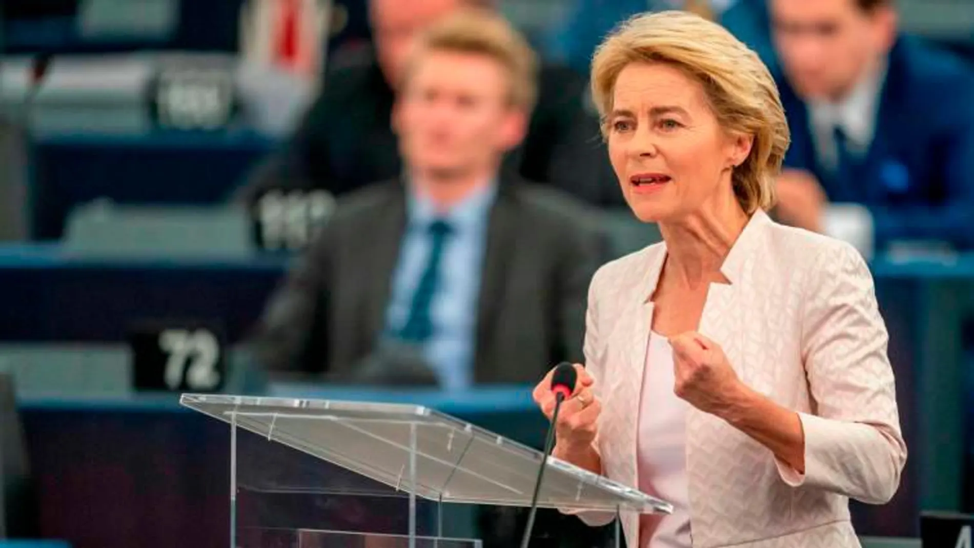 Ursula von der Leyen se dirige este martes a los miembros del Parlamento Europeo