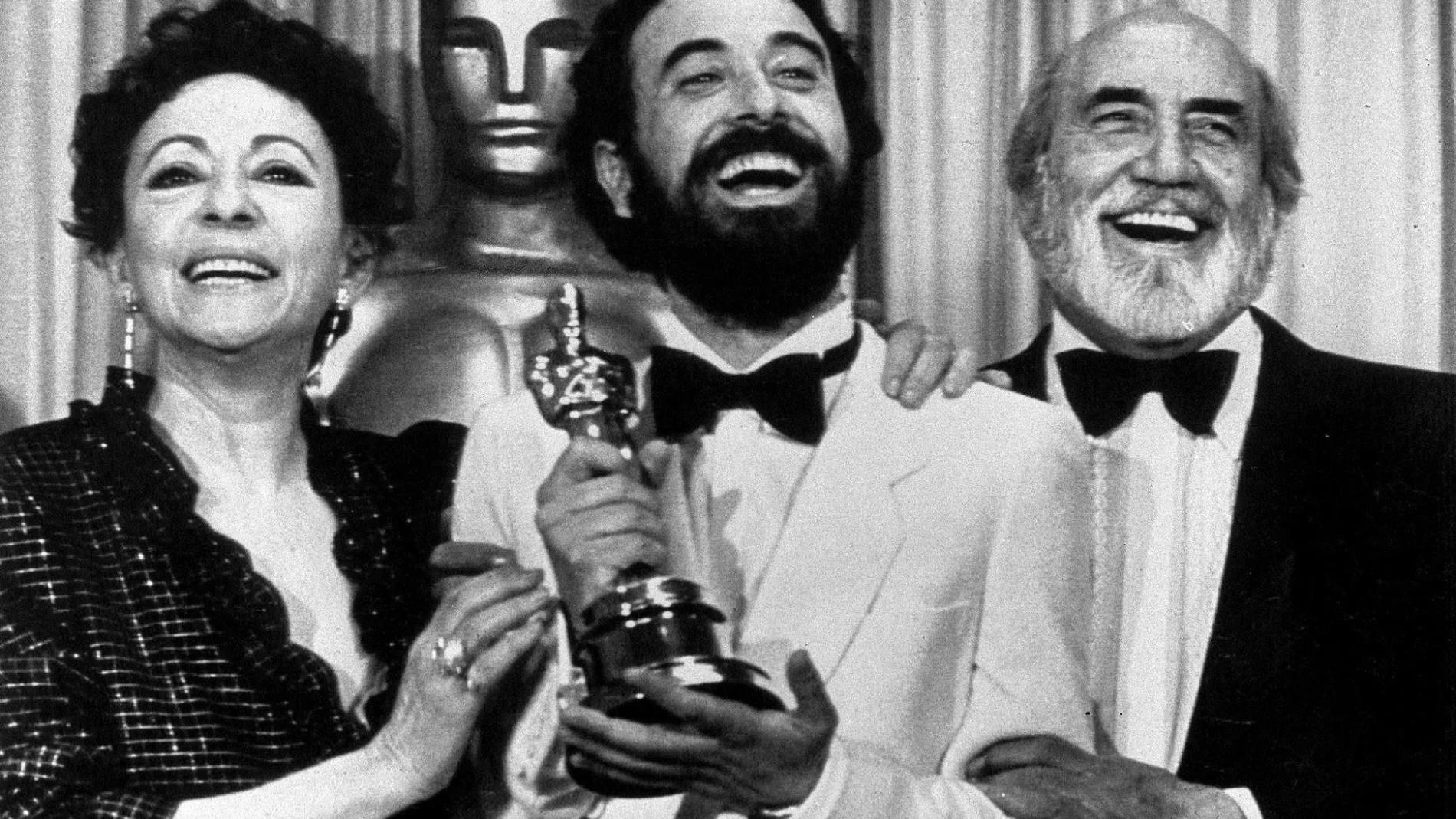 Encarna Paso recoge el Oscar por “Volver a empezar” junto a Jose Luis Garci y Antonio Ferrandis/ EFE