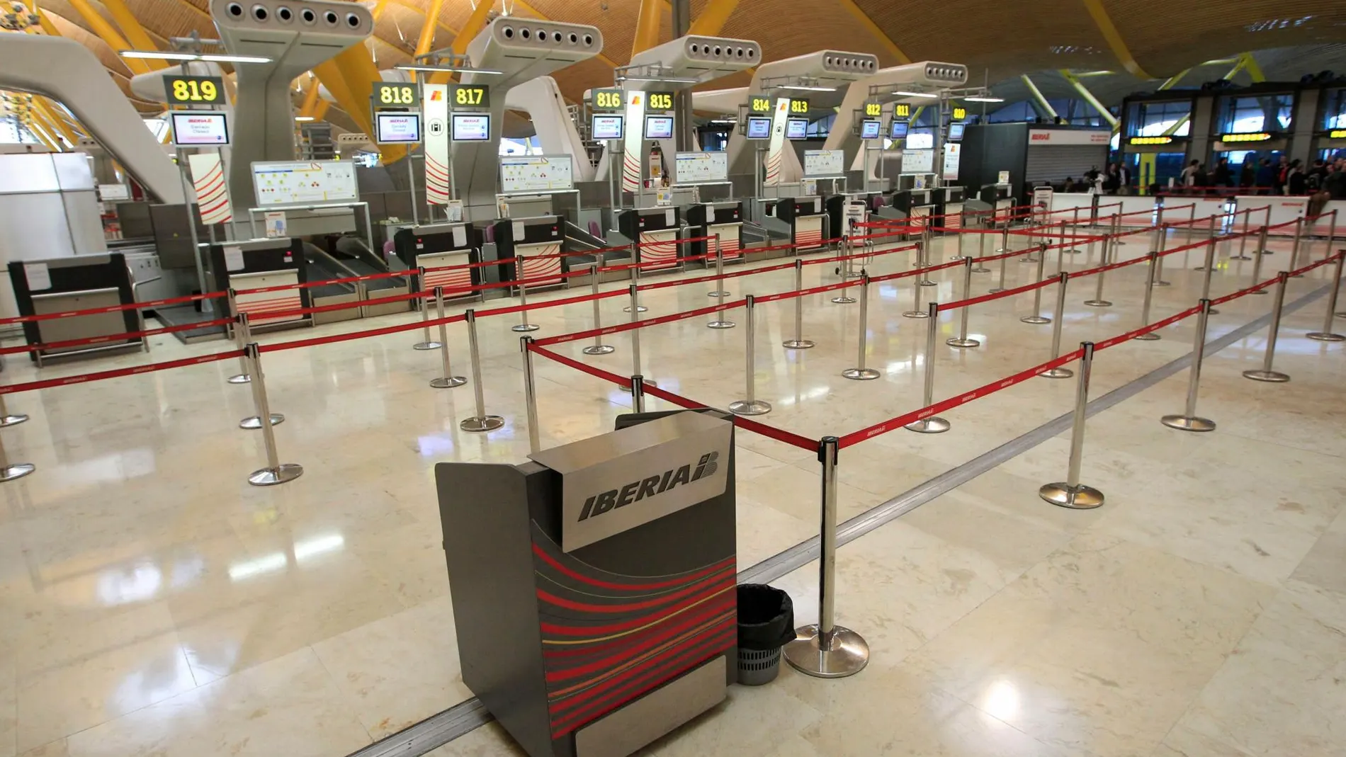 Mostradores de Iberia en la terminal 4 del aeropuerto Adolfo Suárez/ Rubén Mondelo