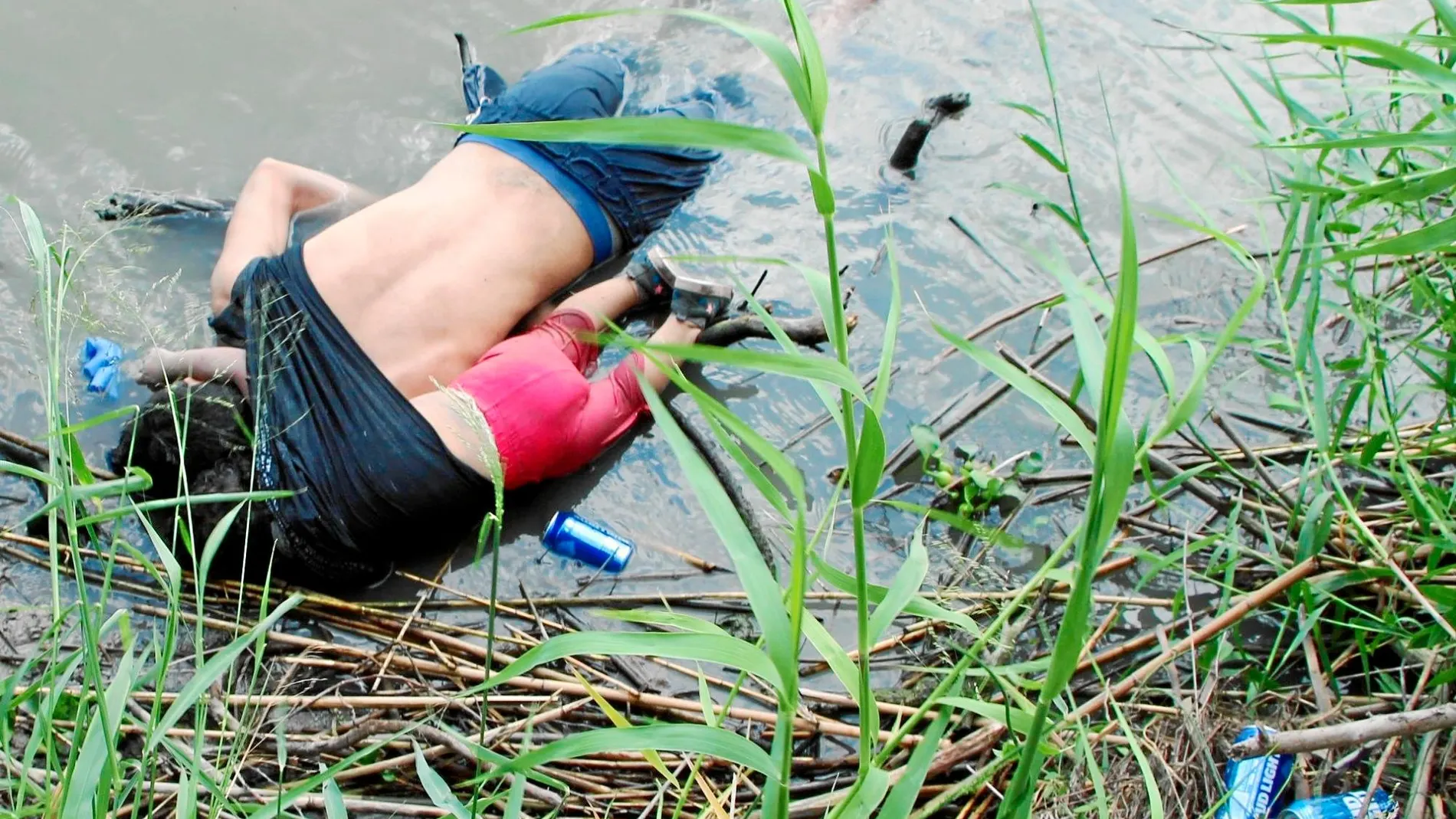 La imagen de los cuerpos sin vida de Óscar y su hija Valeria refleja el drama de la inmigración centroamericana/Efe