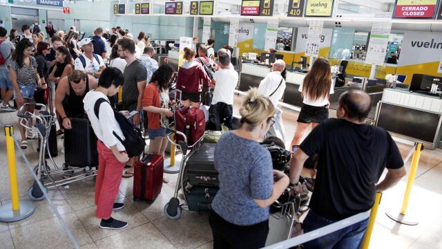 Pasajeros en el aeropuerto de El Prat haciendo cola en una de las jornadas de huelga