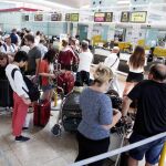 Pasajeros en el aeropuerto de El Prat haciendo cola en una de las jornadas de huelga