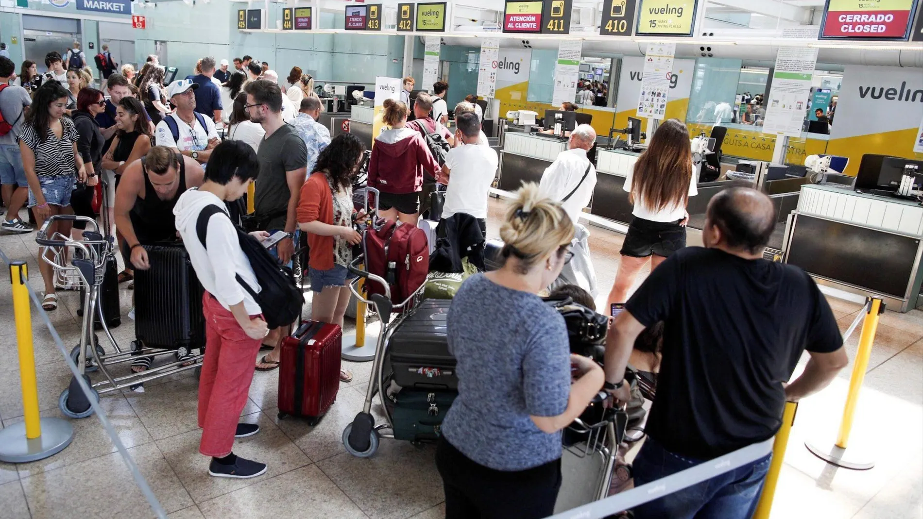 Pasajeros en el aeropuerto de El Prat haciendo cola en una de las jornadas de huelga