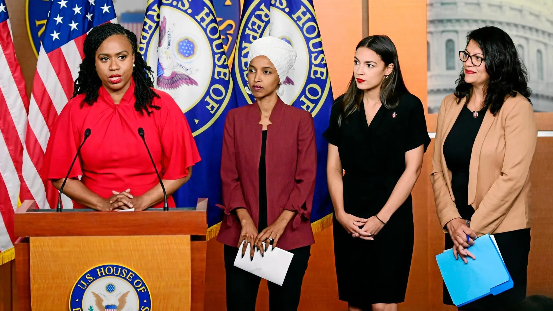 Ayanna Pressley, Ilhan Omar, Alexandria Ocasio-Cortez y Rashida Tlaib se defendieron ayer de los ataques racistas lanzados por Trump