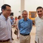 El rector de la Usal, Ricardo Rivero, conversa con el embajador de China, Lyu Fan, y con Ángel Javier González, de Andeni