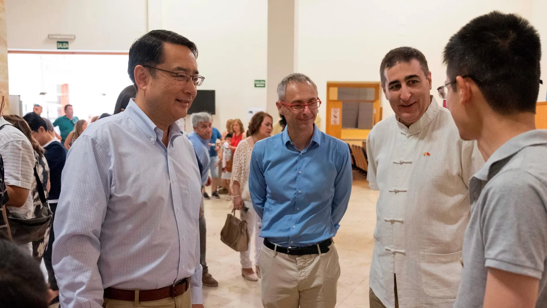 El rector de la Usal, Ricardo Rivero, conversa con el embajador de China, Lyu Fan, y con Ángel Javier González, de Andeni