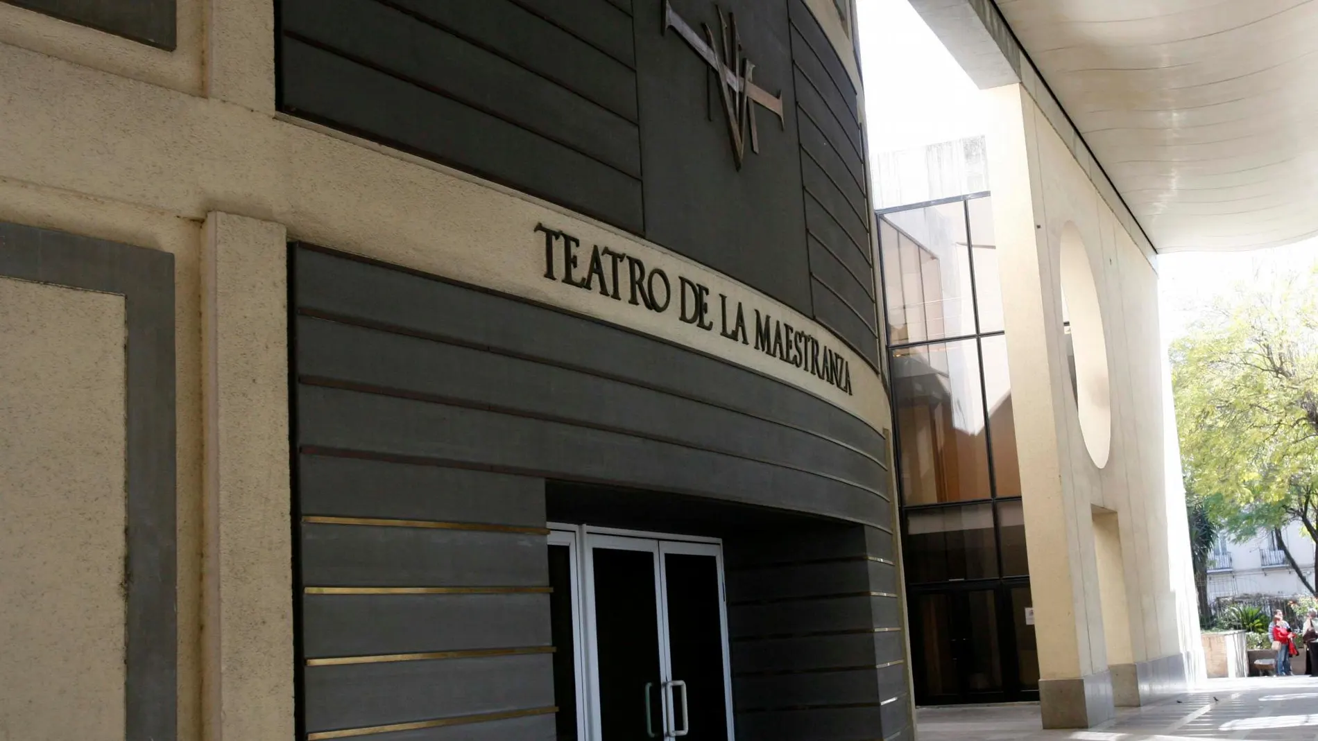 Imagen de la puerta de entrada del Teatro de la Maestranza