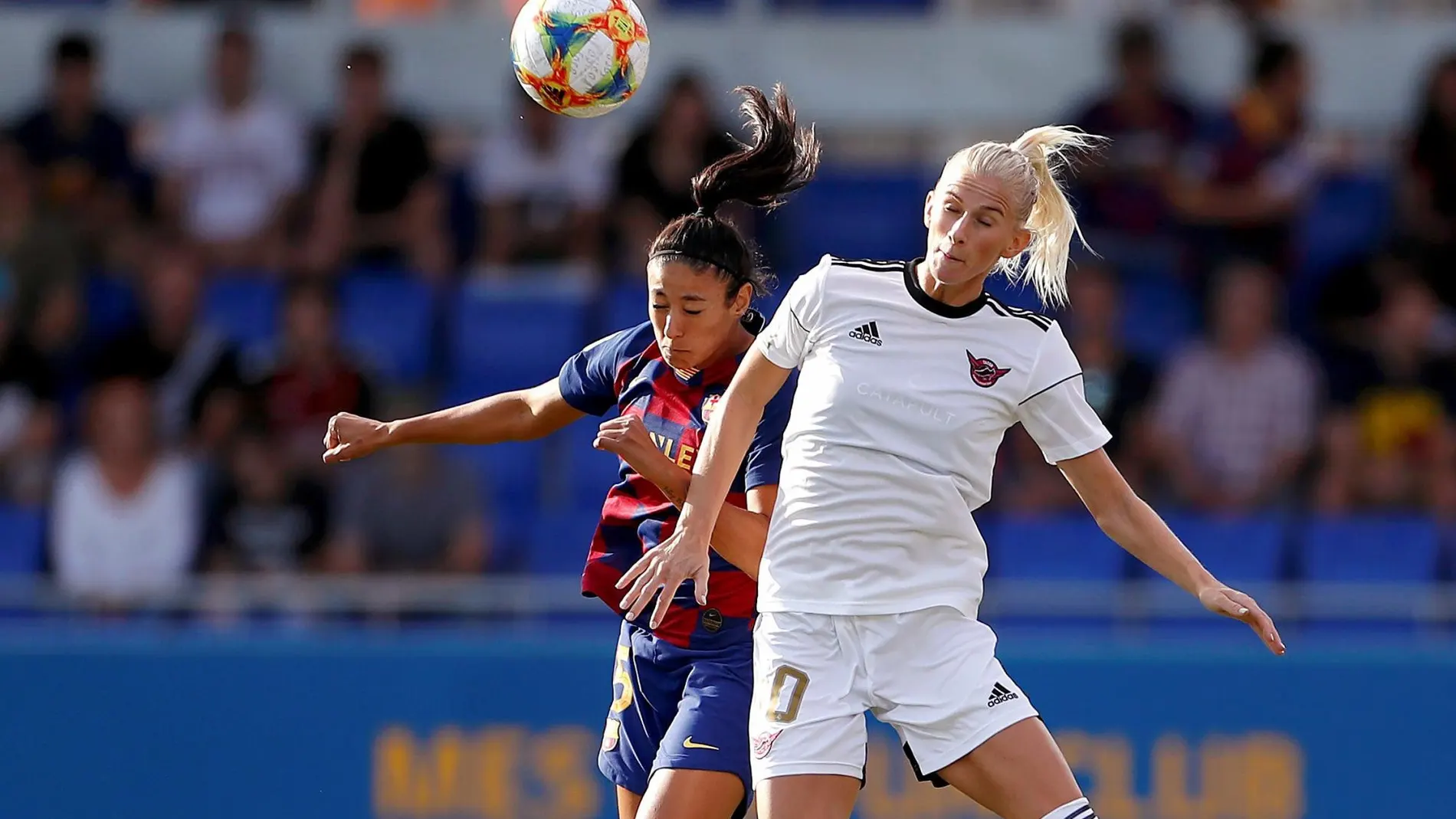 La jugadora del FC Barcelona, Leila pugna con Sofia en el partido