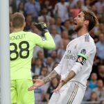 Sergio Ramos se lamenta en el partido con el Brujas