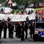 Activistas participan en una manifestación cerca de Biarritz