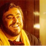 Luciano Pavarotti, en la sesión de maquillaje, en una escena del documental de Howard
