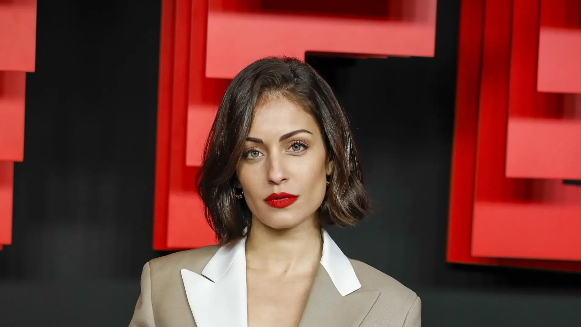 Hiba Abouk da con la versión renovada del vestido de moda del otoño pasado