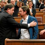 Iglesias saluda al líder de ERC, Oriol Junqueras, en la sesión de constitución del Congreso de los Diputados / Foto: Cipriano Pastrano