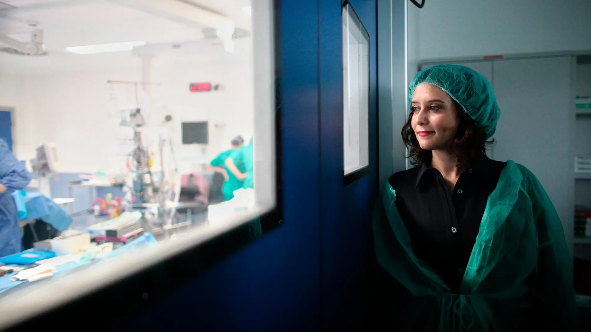 La presidenta de la Comunidad de Madrid, Isabel Díaz Ayuso, durante su visita por los quirófanos pediátricos del Hospital 12 de Octubre tras ser reformados, en Madrid