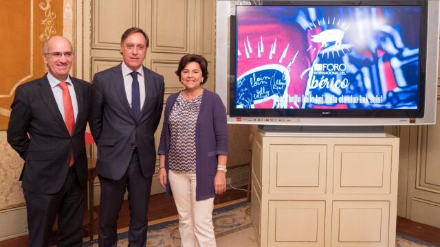 El alcalde de Salamanca, Carlos García Carbayo, el presidente de la Diputación provincial, Javier Iglesias, y la fundadora del portal Gastroactitud, Julia Pérez, presentan algunos detalles del II Foro Internacional del Ibérico