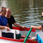 El alcalde de Zamora, Francisco Guarido, se monta en una de estas embarcaciones