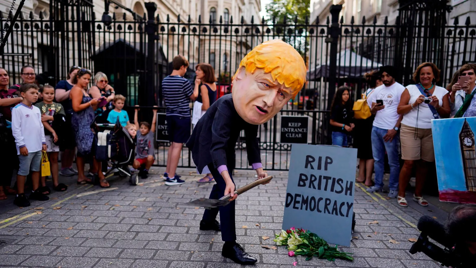 Un manifestante en una protesta contra Boris Johnson en las proximidades del número 10 de Downing Street/Efe